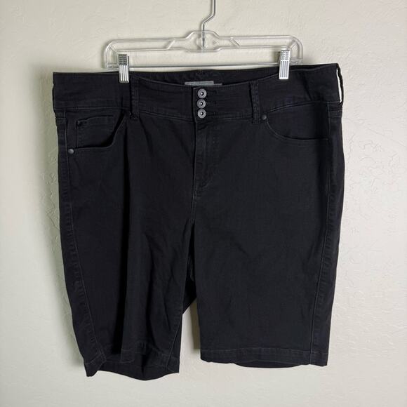 Torrid Black Bermuda Jegging Super Soft High-Rise Short 22 14099019 - Picture 2 of 15